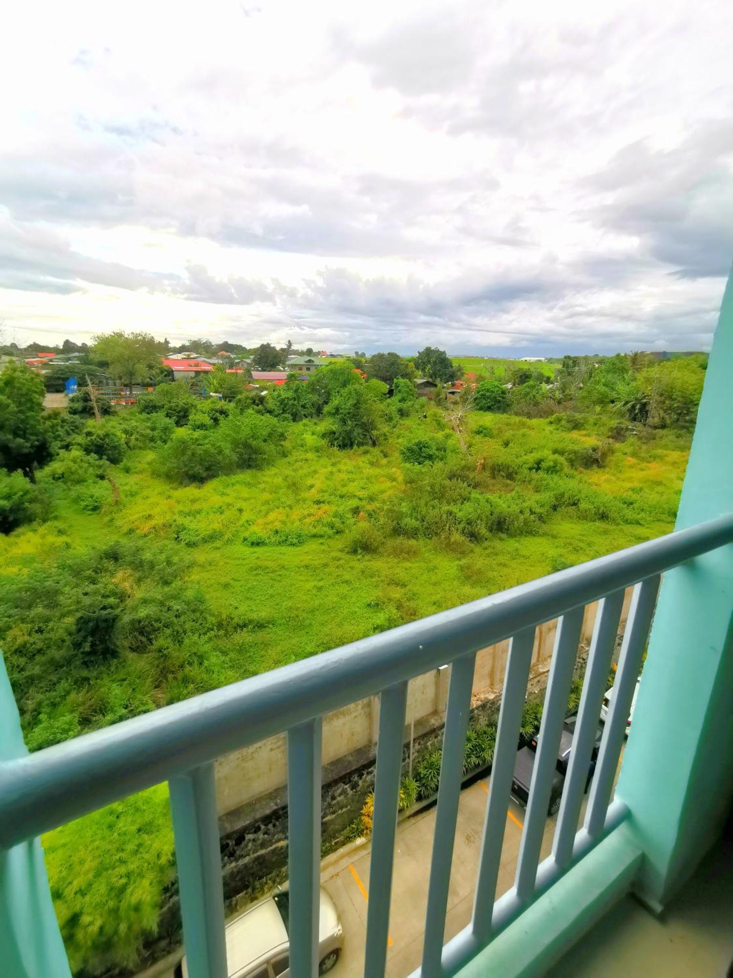Davao Condo 2BR Pool Wifi Netflix Esterno foto